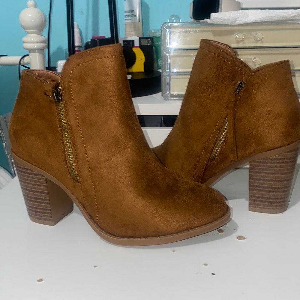 BRAND NEW! Brown short boots